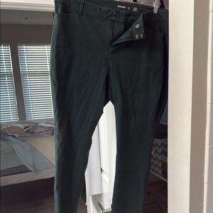 Old Navy Green Ankle Cropped Pants with Smooth Fabric and Tailored Look